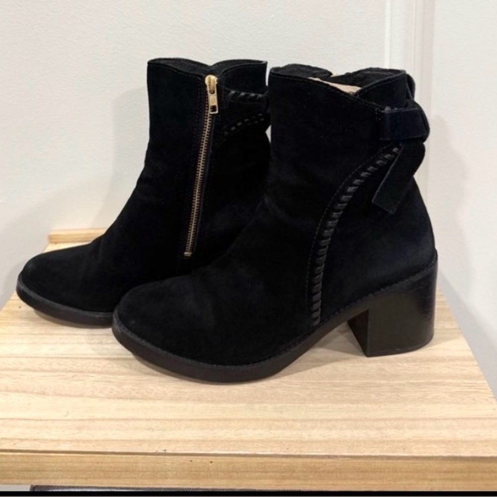 UGG Women’s Black Suede Ankle Booties Block Heel Bow Zip Size 8.5 - Picture 6 of 13